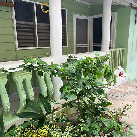 Andre'S Guest House Негрил Екстериор снимка