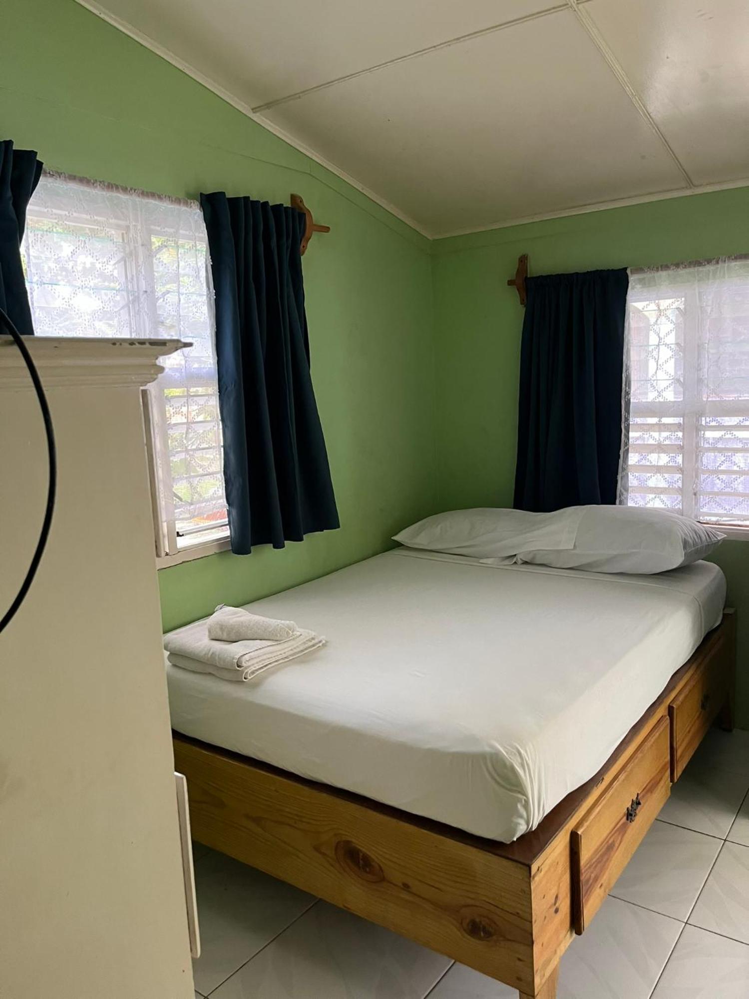 Andre'S Guest House Негрил Екстериор снимка