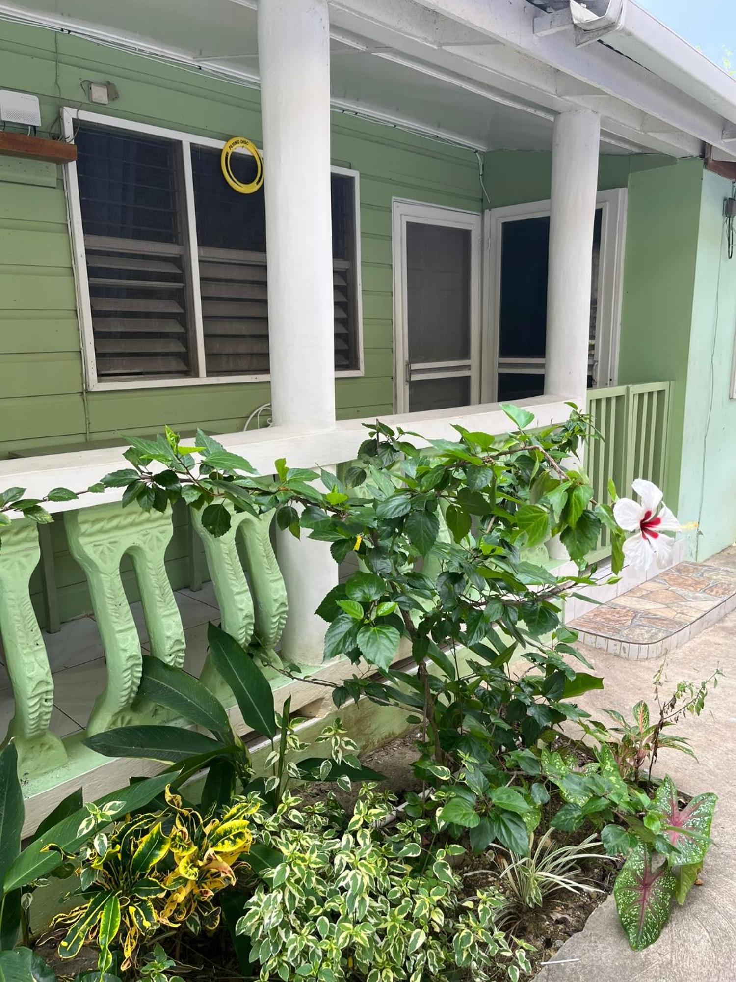 Andre'S Guest House Негрил Екстериор снимка