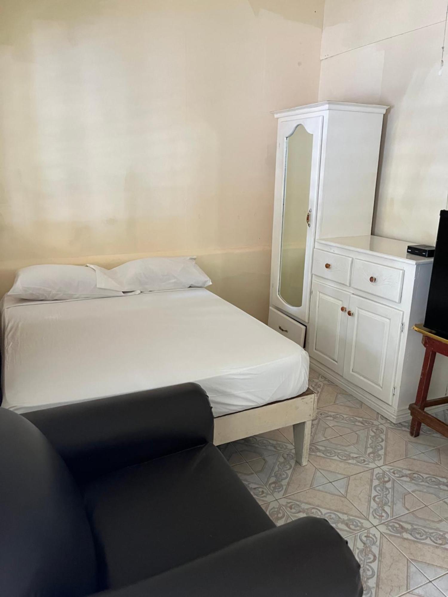 Andre'S Guest House Негрил Екстериор снимка