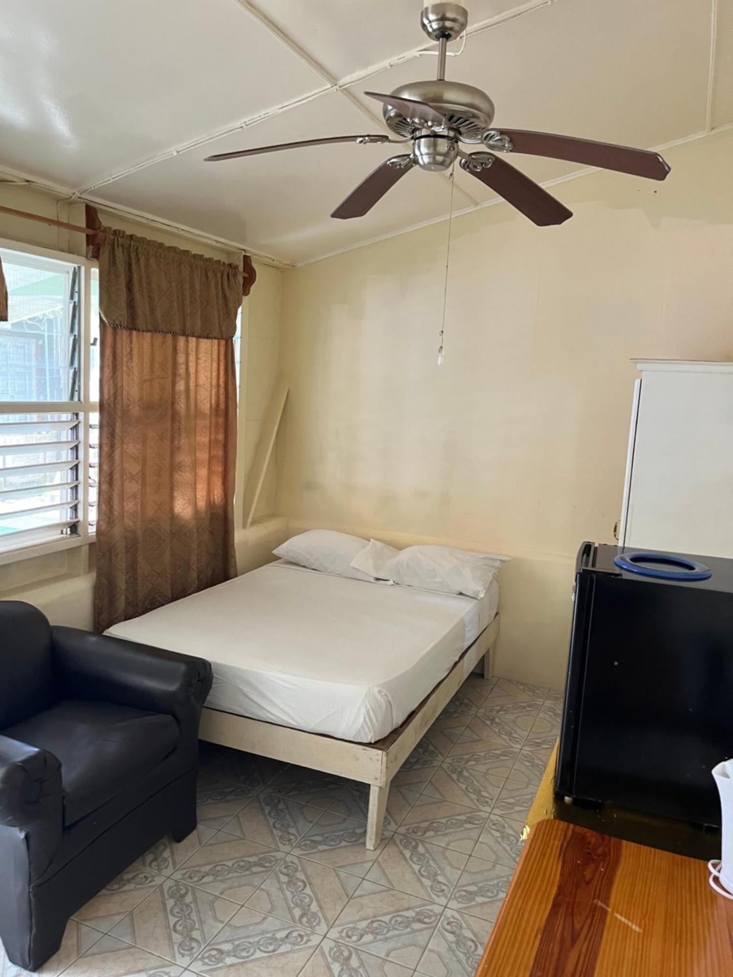 Andre'S Guest House Негрил Екстериор снимка