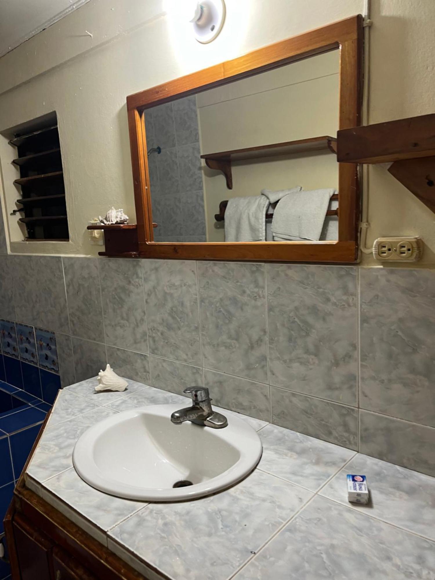 Andre'S Guest House Негрил Стая снимка