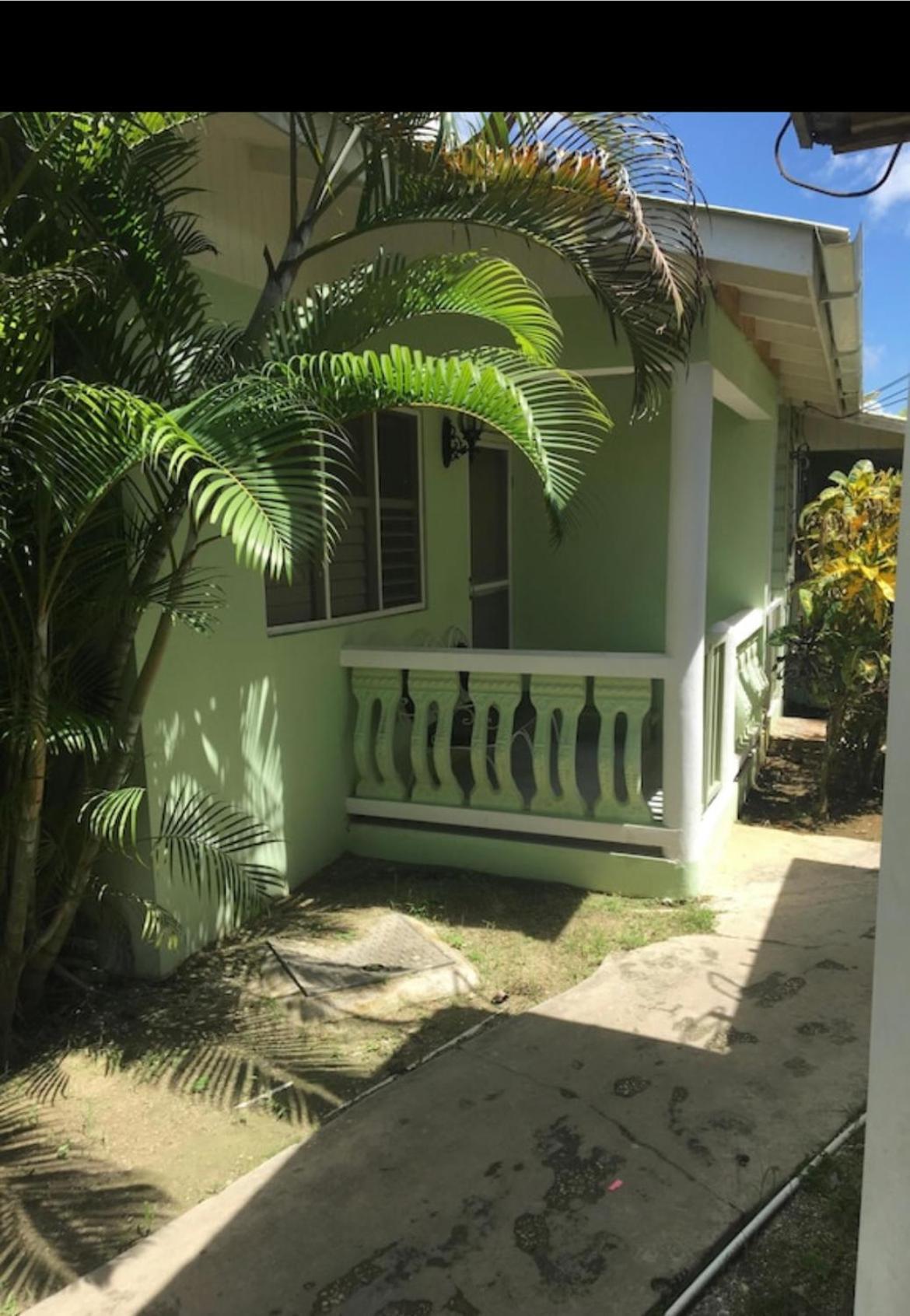 Andre'S Guest House Негрил Екстериор снимка